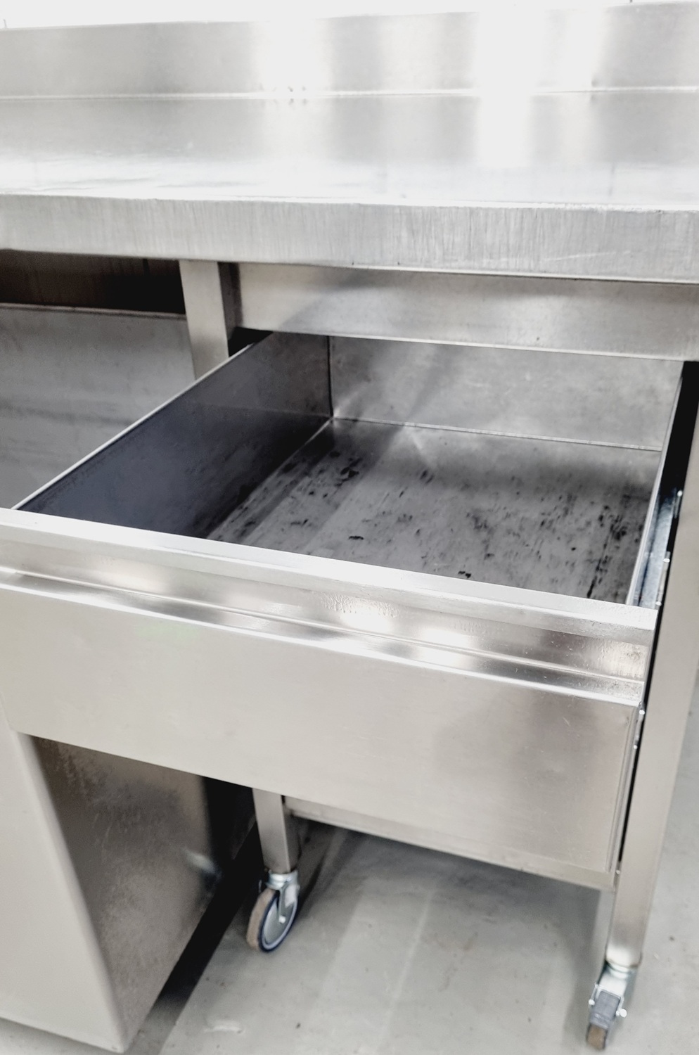 Arbeitstisch AT 3400 mit Edelstalplatte farbar