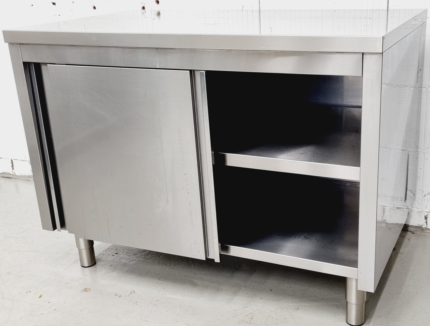 Arbeitstisch AT 1200 mit Edelstahlplatte und Schiebetüren