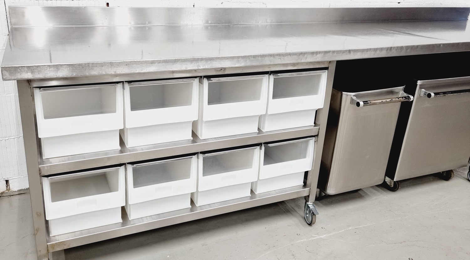 Arbeitstisch AT 3400 mit Edelstalplatte farbar