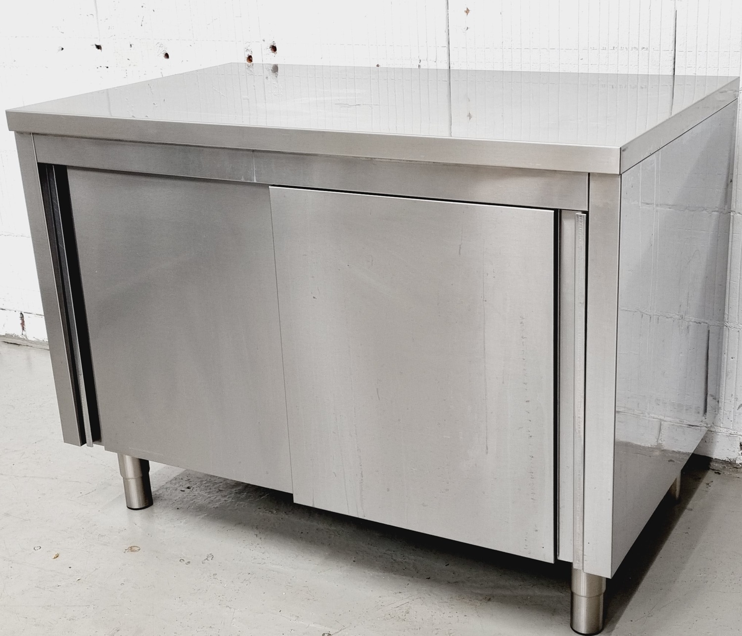 Arbeitstisch AT 1200 mit Edelstahlplatte und Schiebetüren