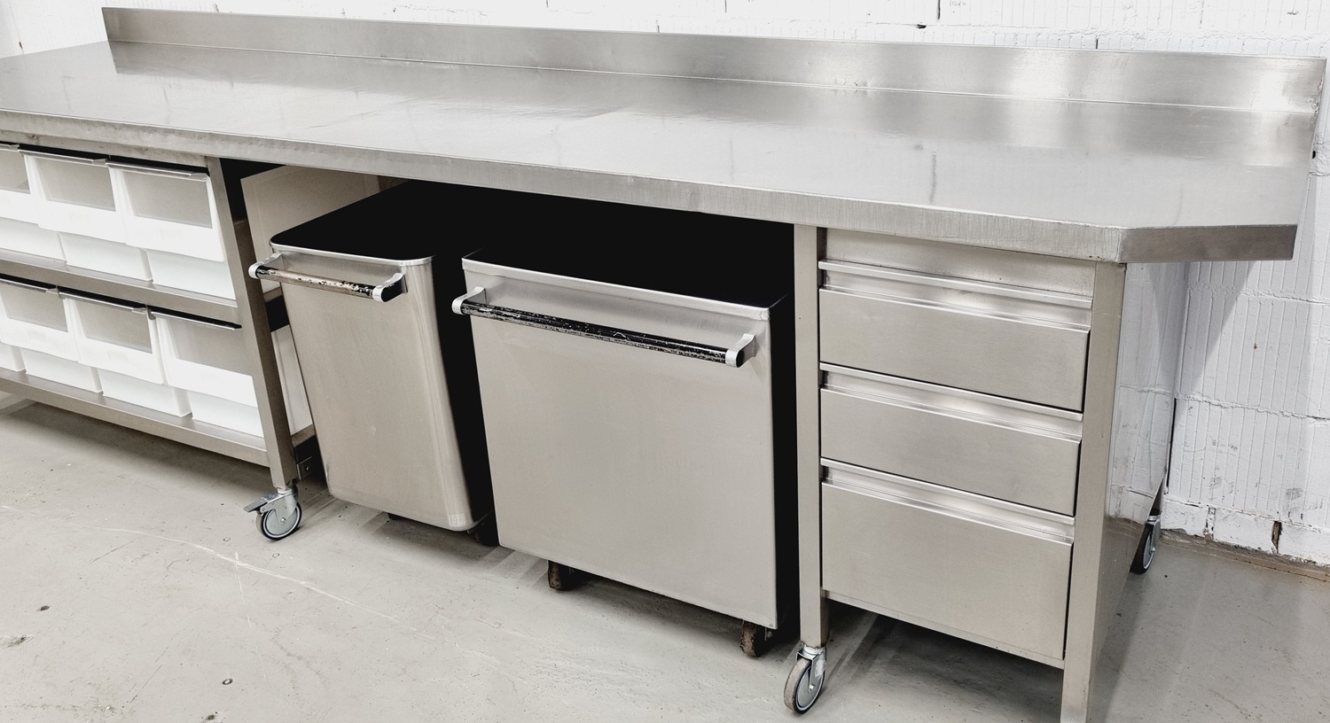 Arbeitstisch AT 3400 mit Edelstalplatte farbar